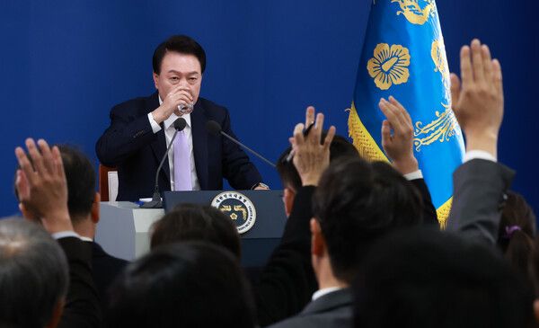 윤석열 대통령이 7일 오전 서울 용산 대통령실 청사 브리핑실에서 열린 '대국민담화 및 기자회견'에서 취재진의 질문을 받고 있다. [사진= 연합뉴스]