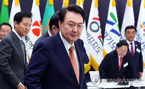 &nbsp;윤석열&nbsp;대통령이 6일 강원도청에서 열린 '8회 중앙지방협력회의'에 참석하고 있다. [사진=연합뉴스]