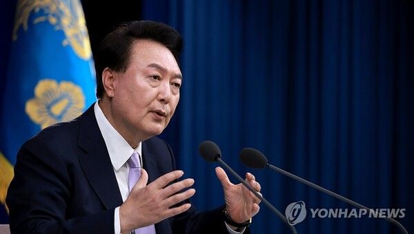 윤석열 대통령이 7일 오전 서울 용산 대통령실 청사 브리핑실에서 열린 '대국민담화 및 기자회견'에서 대국민 담화문을 발표하고 있다. 2024.11.7 [사진=연합뉴스]
