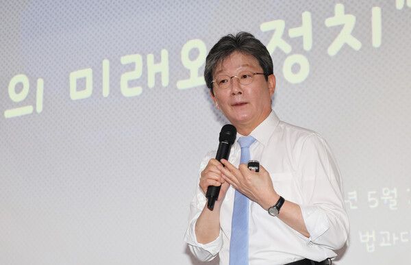 국민의힘 유승민 전 의원이 2일 오후 인천 연수구 인천대 교수회관에서 '청년의 미래와 정치'를 주제로 특강을 하고 있다. 2024.5.2