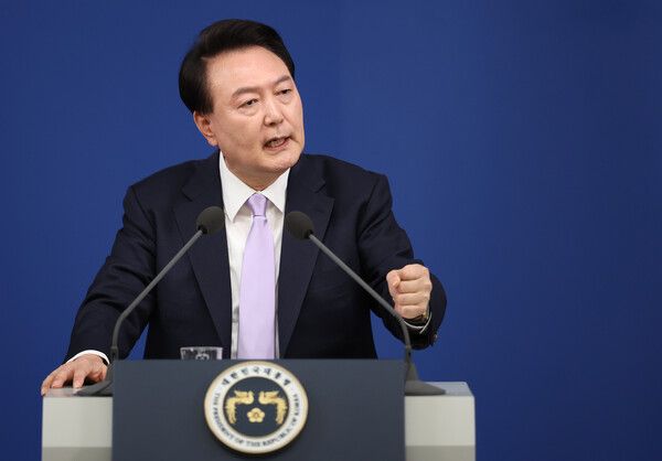 윤석열 대통령이 7일 오전 서울 용산 대통령실 청사 브리핑실에서 '대국민담화 및 기자회견'을 하고 있다. [사진=연합뉴스]