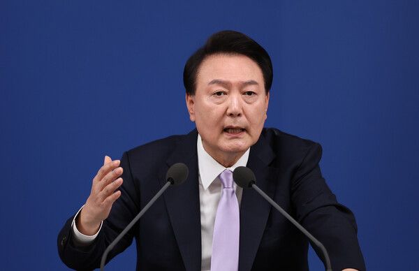 윤석열&nbsp;대통령이 7일 오전 서울 용산 대통령실 청사 브리핑실에서 '대국민담화 및 기자회견'을 하고 있다. [사진=연합뉴스]