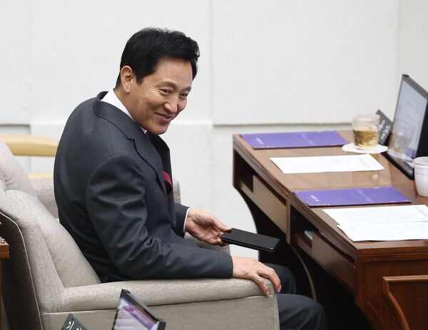 오세훈 서울시장이 1일 오후 서울시의회 본회의장에서 열린 제327회 정례회 개회식에 참석해 의원들과 인사를 나누고 있다. 2024.11.1