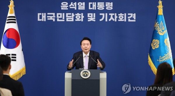 &nbsp;윤석열&nbsp;대통령이 7일 오전 서울 용산&nbsp;대통령실 청사 브리핑실에서 '대국민담화 및 기자회견'을 하고 있다. [사진=연합뉴스]