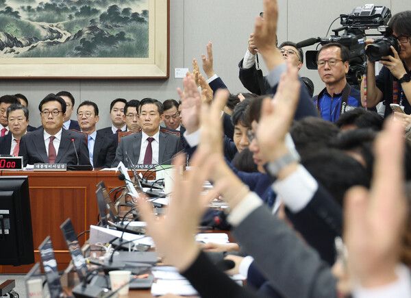 대통령실 정진석 비서실장이 1일 국회에서 열린 운영위원회의 대통령비서실과 국가안보실, 대통령 경호처 대상&nbsp;국정감사에서 김건희 여사 등 불출석 증인들에 대한 동행명령장 발부에 찬성 표를 던지는 야당 의원들에게서 시선을 피하고 있다.[사진=연합뉴스]