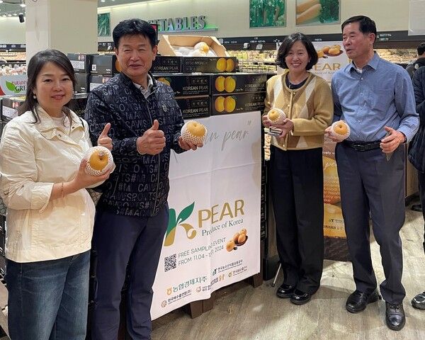 왼쪽부터 장지윤 식품사업부장, 구본권 아산원예농협 조합장, 샐리 박 갤러리아마켓 부사장, 박성규 천안배농협 조합장) [사진=농협]