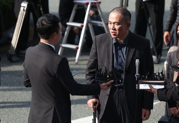 김건희 여사 공천 개입 의혹과 미래한국연구소의 불법 여론조사 의혹 등 사건의 핵심 인물인 명태균 씨가 8일 오전 경남 창원시 성산구 창원지방검찰청(창원지검)에 출석하고 있다. [사진=연합뉴스]