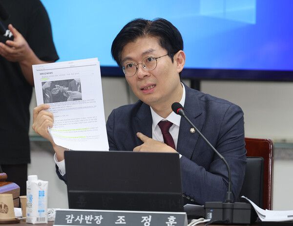 조정훈 국회&nbsp;교육위원회 감사반장이 10월 18일 오전 부산 금정구 부산대학교에서 열린 국회&nbsp;교육위원회의 경남·부산·울산교육청에 대한 국정감사에서 질의하고 있다.[사진=연합뉴스]