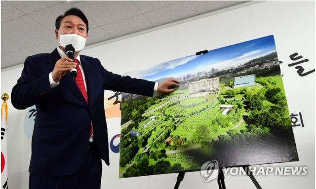 &nbsp;윤석열 대통령이 당선인 시절 대선 직후인 2022년 3월20일 오전 서울 종로구 삼청동 대통령직인수위원회 회견장에서 대통령실 용산 이전과 관련해 기자회견을 하고 있다. [사진=국회사진기자단]