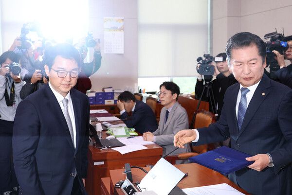 심우정&nbsp;검찰총장이 21일 국회에서 열린 법제사법위원회의 대검찰청 대상 국정감사에 출석, 증인 선서를 마치고&nbsp;정청래&nbsp;위원장에게 선서문을 전달하고 있다. [사진=연합뉴스]