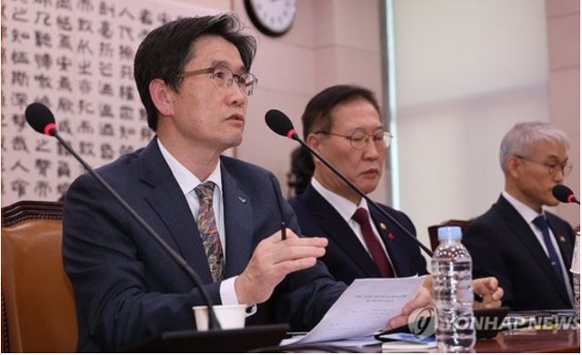 9일 오후 서울 여의도 국회에서 비상계엄 사태와 관련해 윤석열 대통령 등의 내란 혐의를 규명할 상설특검 수사요구안 등을 심사ㆍ의결하기 위해 열린 법제사법위원회 전체회의에서 오동운 공수처장이 의원 질의에 답하고 있다.&nbsp; [사진=연합뉴스]