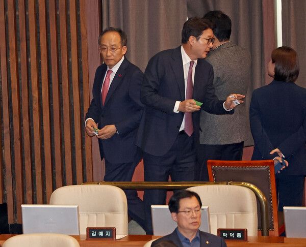 국민의힘 추경호&nbsp;원내대표가 7일 국회에서 열린 본회의에서 김건희 여사 특검법 투표를 하고 있다. [사진=연합뉴스]