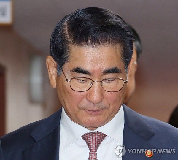 12·3 비상계엄 사태의 주동자로 지목된&nbsp;김용현&nbsp;전 국방부 장관이 구속 전 피의자 심문(영장실질심사)을 포기했다. 포기한 배경을 놓고 다양한 해석이 나오는 가운데 법원은 김 전 장관의 출석 없이 관련 절차를 진행할 예정이다.[사진=연합뉴스]