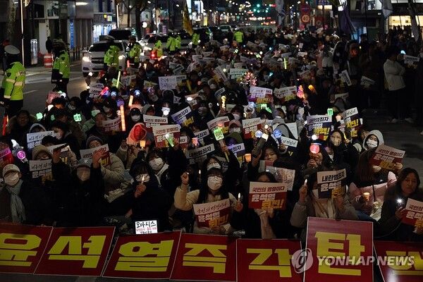 9일 오후 전북 전주시 완산구 중앙동 풍패지관 앞에서 열린 '내란수괴 윤석열 탄핵! 내란공범 국민의힘 해체! 전북도민 촛불 대행진'에서 500여명의 시민들이 구호를 외치고 있다. [사진=연합]