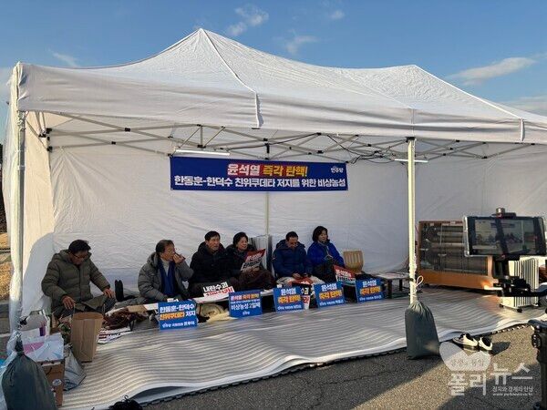 이학영 국회 부의장, 남인순 의원, 박홍근 의원, 윤후덕 의원, 이수진 의원이 9일 국회 정문 앞에서 윤석열 탄핵을 촉구하며 천막농성을 하고 있다. [사진= 안다인 기자]&nbsp;