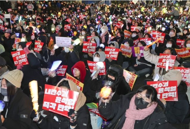 국회의사당 앞 '윤석열 탄핵' 촛불집회....9일(월) 저녁 평일날 국회의사당앞에는 한파 속에서도 '윤석열 탄핵될때까지' 엄동설한에도 촛불을 들겠다고 시민들이 매일 나오고 있다. 그러나 국민의힘 의원들은 탄핵안 표결에 투표는 커녕 본회의장에 출석 조차 하지 않았다. [사진=연합뉴스]&nbsp;
