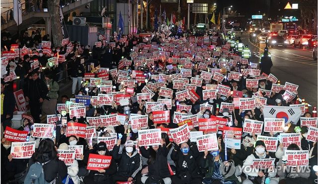 윤석열 탄핵 인천 촛불집회...9일(월) 오후 인천 남동구 롯데백화점 인천점 앞 도로에서 '내란주범 윤석열 즉각 체포! 윤석열 탄핵! 국민의힘 해체, 사회 대개혁 쟁취! 인천시민촛불' 집회에서 '윤석열&nbsp; 탄핵'을 촉구하고 있다. [사진=연합뉴스]