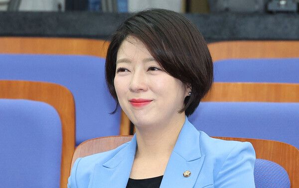 국민의힘 배현진 의원이 5월 2일 국회에서 열린 의원총회에 참석하고 있다. [사진=연합뉴스]