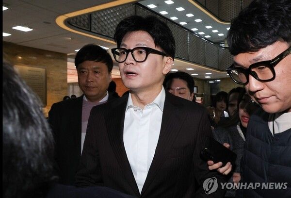 국민의힘 한동훈 대표가 10일 오전 서울 여의도 국회에서 열린 비상의원총회에 참석하고 있다. 2024.12.10 [사진=연합뉴스]