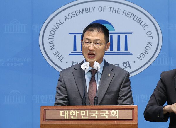 국민의힘&nbsp;김상욱&nbsp;의원이 10일 국회 소통관에서 대통령의 사죄와 즉시 하야 등을 촉구하는 기자회견을 하고 있다. [사진=연합뉴스]