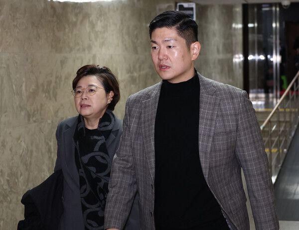 국민의힘 김정재, 김재섭 의원이 7일 서울 여의도 국회에서 열린 의원총회에 참석하고 있다 [사진=연합뉴스]