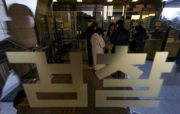 윤석열 대통령이 선포한 비상계엄 집행을 주도한&nbsp;김용현&nbsp;전 국방부 장관이 계엄 사태를 수사하는 검찰 특별수사본부에 긴급체포된 가운데 8일 오전 서울 서초구 서울중앙지검에서 취재진이 분주하게 움직이고 있다. [사진=연합뉴스]