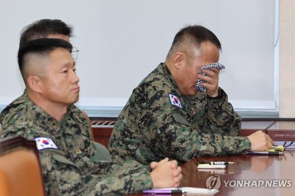 눈물 흘리는 이상현 1공수여단장 [사진=연합뉴스]