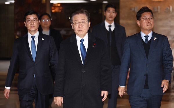 더불어민주당 이재명 대표가 11일 서울 여의도 국회 본회의장으로 향하고 있다. [사진= 연합뉴스]