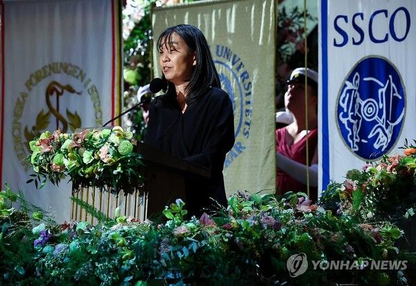 2024 노벨문학상 수상자인 한강 작가가 10일(현지시간) 스웨덴 스톡홀름 시청사에서 열린 연회에서 수상 소감을 밝히고 있다. 2024.12.11 [사진=연합뉴스]