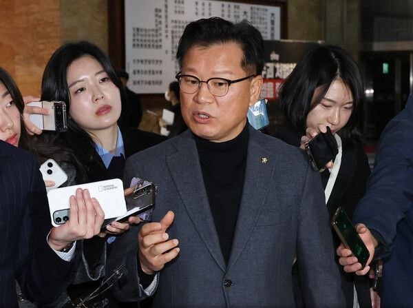 국민의힘&nbsp;이양수&nbsp;의원이 10일 오전 서울 여의도 국회에서 의총장으로 향하고 있다. [사진=연합뉴스]