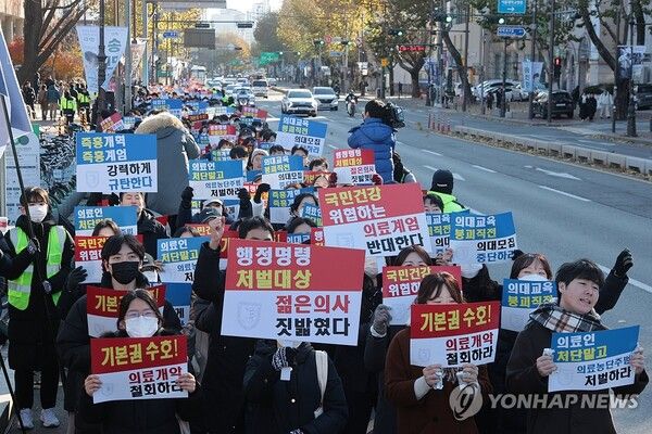 '계엄 규탄' 대학로 모인 젊은의사들 [사진=연합뉴스]