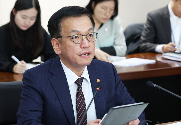 최상목 부총리 겸 기획재정부 장관이 11일 오전 경기도 시흥시 한화오션 R&D캠퍼스에서 열린 산업경쟁력 강화 관계장관회의에서 발언하는 모습 [사진=연합뉴스]