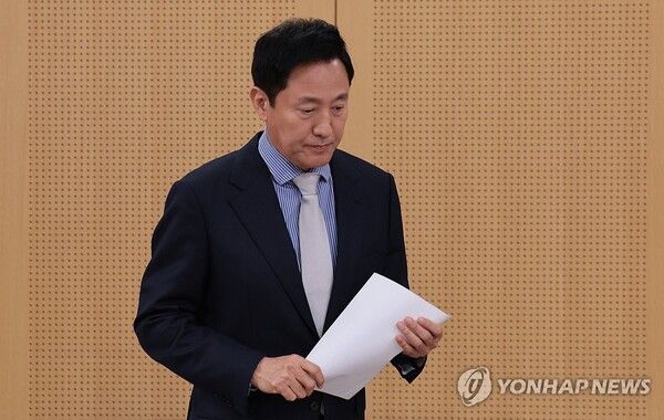 오세훈 서울시장이 4일 오후 서울시청 브리핑룸에서 비상계엄 선포 관련 입장 발표 기자회견을 위해 입장하고 있다.[사진=연합뉴스]