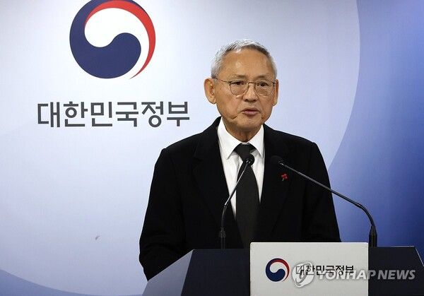 유인촌 문화체육관광부 장관이 10일 서울 종로구 정부서울청사에서 정부 대변인 자격으로 '국민께 드리는 당부 말씀'을 발표하고 있다. 2024.12.10 [사진=연합뉴스]