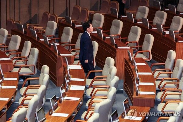 7일 오후 국회에서 열린 윤석열 대통령의 탄핵소추안 표결에 참여한 국민의힘 안철수 의원이 투표를 마친 뒤 본회의장을 떠나고 있다. 2024.12.7 [사진=연합뉴스]