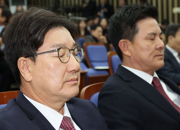 12일 오전 국회에서 국민의힘 원내대표 선출을 위한 의원총회에 앞서 후보인&nbsp;권성동&nbsp;의원(왼쪽)과 김태호 의원이 눈을 감고 생각에 잠겨 있다. [사진=연합뉴스]