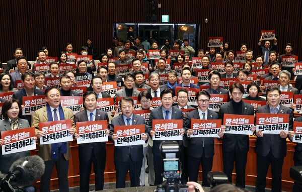 더불어민주당 의원들이 12일 오후 국회에서 열린 의원총회에서 윤석열 대통령의 탄핵을 촉구하며 구호를 외치고 있다. [사진= 연합뉴스]