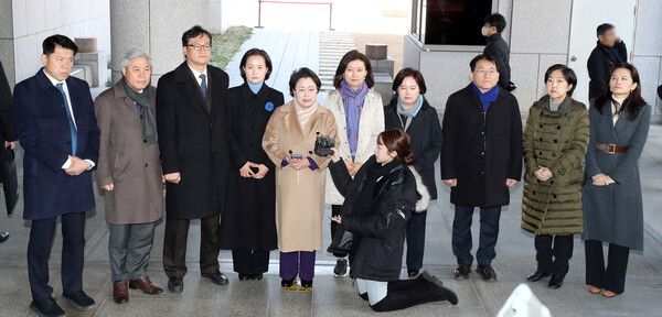 12일 서울 서초구 대법원에서 열린 자녀 입시 비리와 청와대 감찰무마 등 혐의로 징역 2년 실형이 선고된 조국 조국혁신당 대표의 상고심 선고 방청을 마친 김선민 의원 등 조국혁신당 의원들이 입장을 밝히고 있다. [사진= 연햡뉴스]
