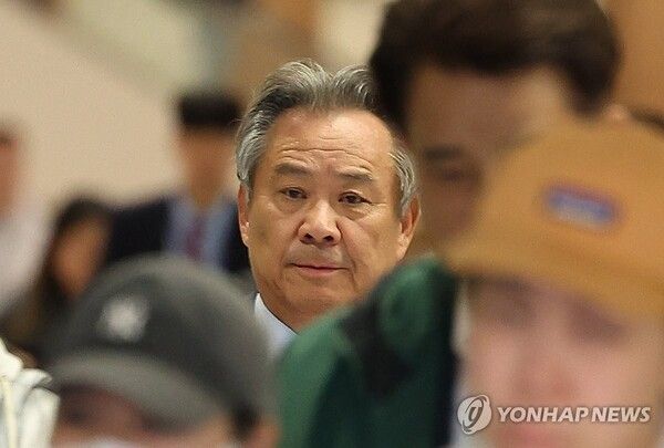 해외 일정 마치고 귀국하는 이기흥 대한체육회장 [사진=연합뉴스]