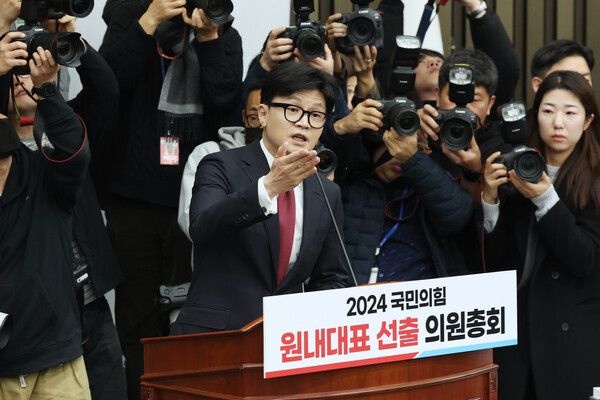 국민의힘&nbsp;한동훈&nbsp;대표가 12일 서울 여의도 국회에서 열린 원내대표 선출을 위한 의원총회에서 윤석열 대통령에 대한 탄핵 찬성 입장을 밝히고 있다. [사진=연합뉴스]