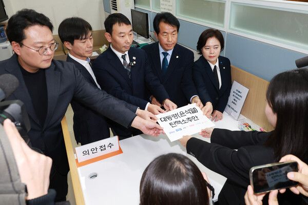 야6당 의원들이 12일 서울 여의도 국회 의안과에 윤석열 대통령 탄핵 소추안을 제출하고 있다. [사진= 연합뉴스]