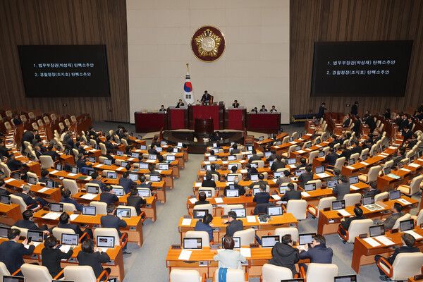12일 오후 국회 본회의에서 박성재 법무부 장관, 조지호 경찰청장에 대한 탄핵소추안이 통과되고 있다. [사진= 연합뉴스]
