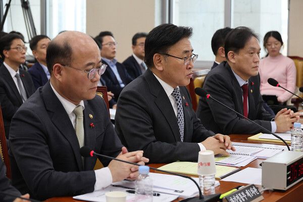 13일 서울 여의도 국회에서 12·3 비상계엄에서의 국가기간방송 KBS 및 관계기관의 역할 등에 대한 현안질의 등을 위해 열린 과학기술정보방송통신위원회 전체회의에서 유상임 과기정통부 장관이 의원 질의에 답변하고 있다. [사진= 연합뉴스]