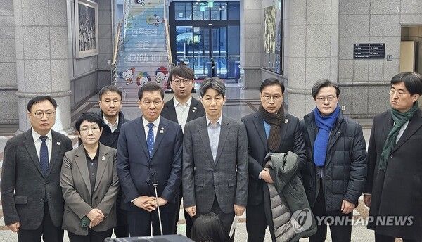 국회 행정안전위원회 신정훈 위원장과 야당 의원들이 12일 과천 중앙선거관리위원회를 찾아 비상계엄 당시 계엄군의 선관위 투입된 것과 관련해 현장조사를 마친 뒤 브리핑하고 있다. 2024.12.12 [더불어민주당 한병도 의원실 제공. 재판매 및 DB금지] [사진=연합뉴스]