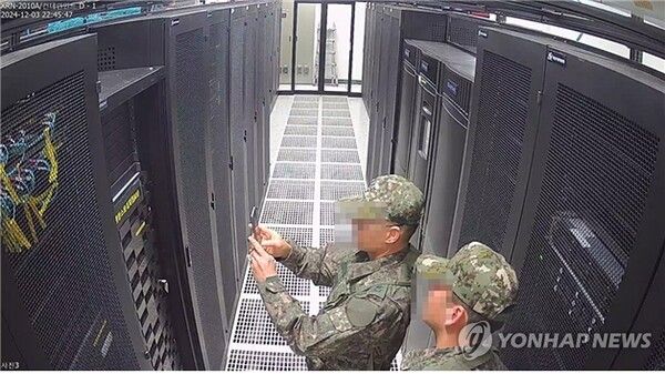 국회 행정안전위원회는 지난 3일 계엄령 선포 당시 선거관리위원회에 투입된 계엄군이 선관위 시스템 서버를 촬영하는 장면이 담긴 CCTV를 6일 공개했다. 2024.12.6 [행정안전위원회 제공. 재판매 및 DB 금지] [사진=연합뉴스]