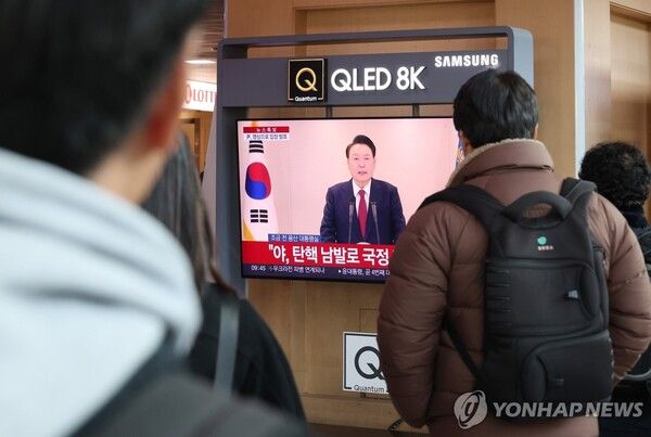 12일 오전 서울역에서 시민들이 윤석열 대통령 담화를 TV로 보고 있다. 2024.12.12 [사진=연합뉴스]