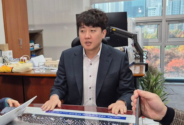 개혁신당&nbsp;이준석&nbsp;의원이 지난 15일 국회 의원회관 사무실에서 기자들과 질의응답을 하고 있다.[사진=연합뉴스]