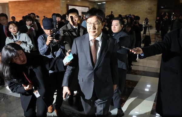 국민의힘&nbsp;권성동&nbsp;원내대표가 14일 오전 국회에서 열린 비상의원총회에 참석하고 있다. [사진=연합뉴스]