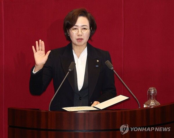 대법원 실형확정으로 의원직을 상실한 조국혁신당 조국 전 대표의 비례대표 의원직 승계자인 백선희 의원이 13일 국회 본회의에 참석해 선서를 하고 있다. 2024.12.13 [사진=연합뉴스]