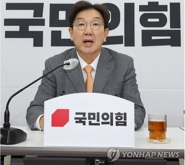 내란죄 혐의로 탄핵을 하루 앞둔 시점에 윤 대통령이 인사권 및 국군통수권 행사에 대해 한동훈 대표는 크게 '반발'하는 반면, 권성동 국민의힘 신임 원내대표는 13일 기자회견에서 